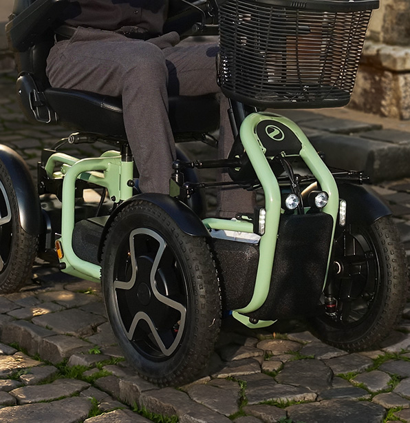 Scoozy S800 fährt über Kopfsteinpflaster einer Altstadt